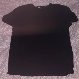 Svart t-shirt från lager 157 - Säljer en klassisk svart t-shirt från lager 157 i storlek L. Tillverkad av 100% bomull för en mjuk och bekväm känsla. Perfekt basplagg för alla tillfällen.