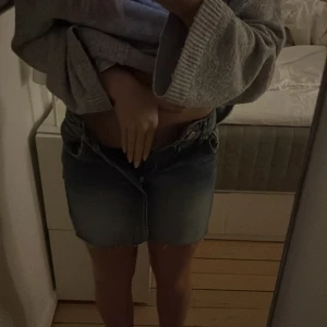 Jeanskjol - Oanvänd jeanskjol från Pull&Bear. Super snygg, säljer för den är för liten på mig 
