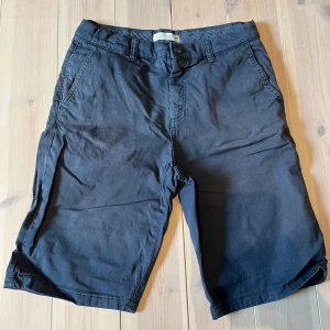 Mörkblå shorts från Zara - Snygga mörk blå shorts från Zara i en klassisk design. De har en knapp och dragkedja framtill samt fickor både fram och bak. Perfekta för en avslappnad stil.