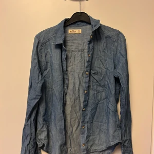 Snygg jeansskjorta från Hollister XS - Som ny