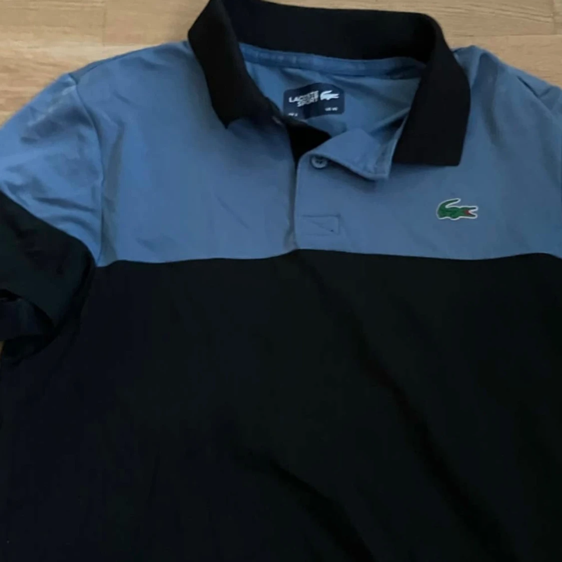 Svart och blå pikétröja från Lacoste - 1