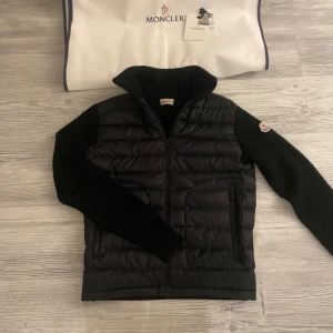 Moncler cardigan  - Tja säljer nu denna feta svarta cardiganen från moncler i storlek M för endast 3299kr! Moncler bag / tags medföljer! Priset är ej hugget i sten! Skriv i dm vid funderingar🙌
