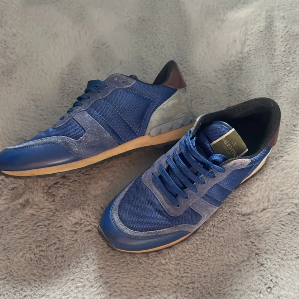 Tja, säljer nu dessa riktigt snygga och fräscha valentino Rockrunner! Dom är i suveränt skick. Givetvis äkta! De har inga defekter eller liknande.Nösta helt nya andvända fåtal gånger! Inpricip helt nya! Hör av er vid eventuella frågor eller funderingar!. Kengät.