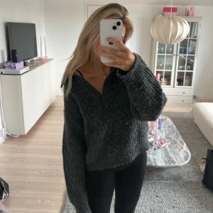 Stickad tröja  - Stickad tröja från Gina Tricot💞 Första bilden är lånad💕