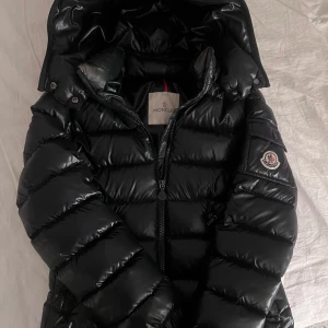 Moncler jacka - supersnygg svart dunjacka från moncler i modell bady! storlek 12y men passar mig som är 15 år och brukar ha xs. Köpt på NK i sthlm! kvitto finns kvar, skriv vid frågor elr fler bilder! (inga defekter) Tryck inte på köp nu innan ni har skrivit till mig!❤️nypris 7295kr, mitt pris 4500kr!❤️pris går att diskutera 