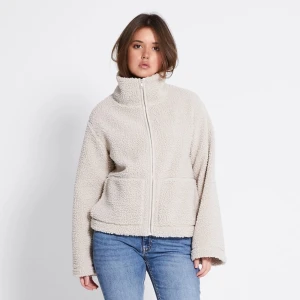 svart teddyjacka - Mysig teddyjacka i svart med dragkedja framtill. Jackan har en hög krage och två praktiska fickor. Perfekt för kyliga dagar, helt ny med prislapp kvar ❤️‍🔥slutsåld 