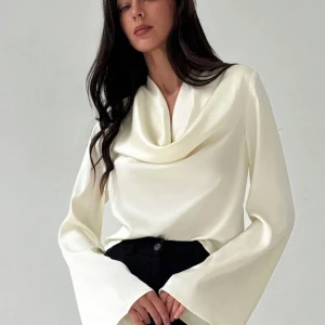 Satin blus  - Jättefin satin blus, kontakta för egna bilder 