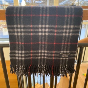 Burberry halsduk - Säljer denna snygga Burberry halsduk i nyskick, hör av er vid frågor eller funderingar🤝💯