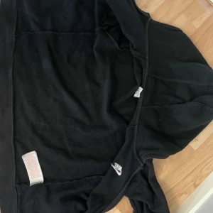 Svart hoodie från Nike - Säljer en svart hoodie från Nike ny pris 500kr