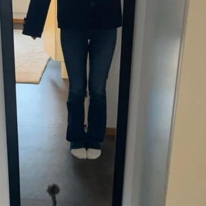 Lågmidjade jeans från Lee - Snygga jenas från Lee. Vet inte vilken storlek de är men passar mig som har 34-36 i jeans❤️dom är som nya förut att det låsnat en bältsömn från dom, finns på bild 3❤️