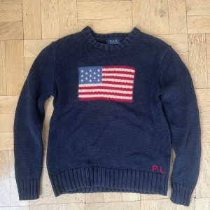 Polo Ralph Lauren Crewneck - Assnygg Polo Ralph Lauren crewneck som tyvärr inte längre används. Snyggare än såhär blir det inte så 399 är ett kap! Skriv till mig vid övriga frågor eller för fler bilder🙌🏼