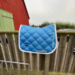 Equestrian Stockholm Schabrak - Säljer mitt Parisian Blue hoppschabrak från Equestrian Stockholm. Det är knappt använt, storlek full. Säljer för 450kr, nypris 899kr. Köparen står för frakten.  Fler bilder kan fås😇