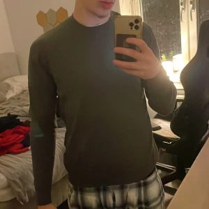 Grå tröja från Zara - Säljer en stilren grå tröja från Zara. Tröjan har en klassisk design med rund hals och långa ärmar, perfekt för en enkel och snygg look. Passar bra till både jeans och chinos.