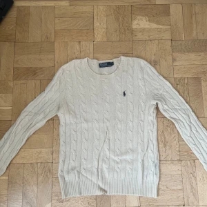 Polo Ralph Lauren Crewneck - En riktigt skön Polo Ralph Lauren crewneck som jag inte längre använder. Otroligt skönt material som inte sticks. Skriv vid övriga frågor eller för fler bilder 🙌🏼