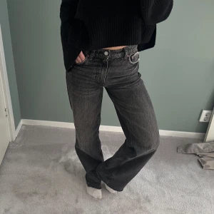 Grå jeans - Säljer dessa snygga grå jeans pga att de tyvärr blivit lite små för mig. De är avklippta nertill men passar mig bra som är 168. Perfekt passform!!