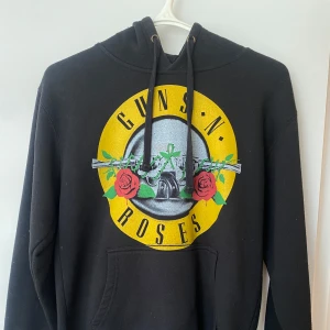 Svart Guns N' Roses hoodie - Säljer en svart hoodie med Guns N' Roses tryck. Pris kan diskuteras 