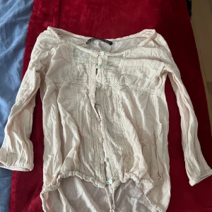 Blus - Säljer min söta Zara blus🩷 Använd fåtal gånger!