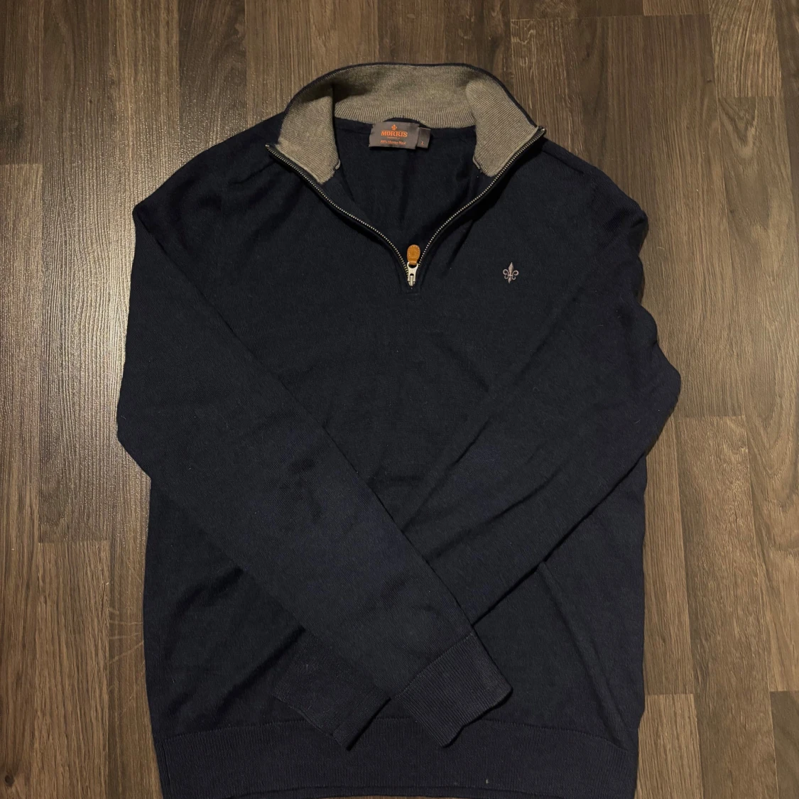 Mörkblå tröja med dragkedja från Morris