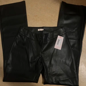 Skinnbyxor - Säljer nu ett par HELT NYA skinnbyxor från Nelly. Har aldrig använt de och de har prislapp på och allt! Säljer då jag råka beställa 2 par likadana.💕 de är lågmidjade och skriv om du har frågor. Storlek 38