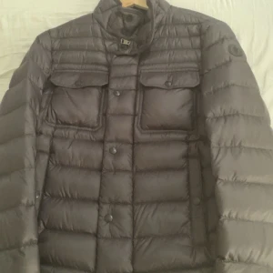 Svart dunjacka från Moncler - Säljer min jacka från moncler passar alla stilar, riktigt lätt och skön att ha på sig, jackan är ÄKTA köpt från kasperheat1 hör av dig för intresse 
