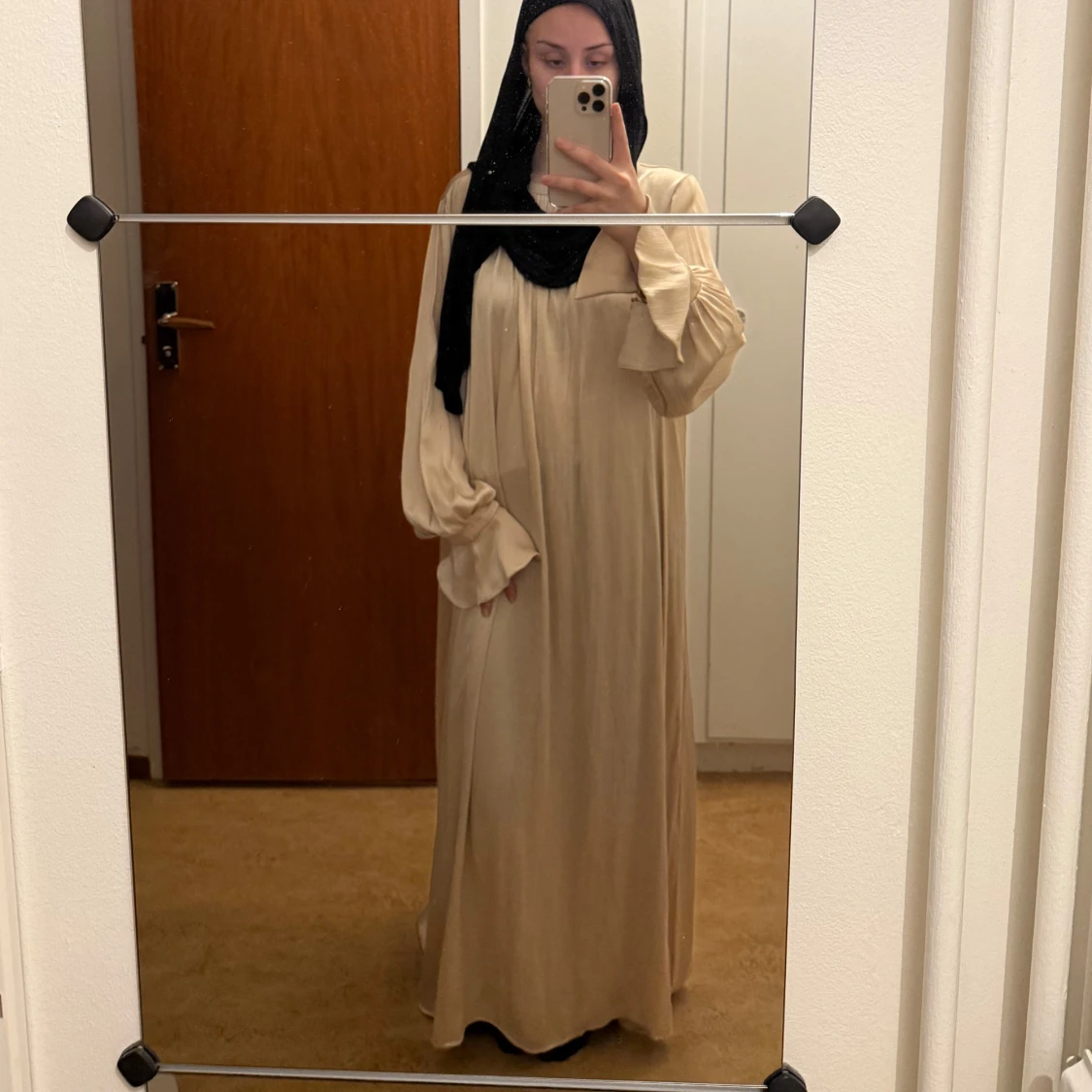 Beige långklänning med vida ärmar