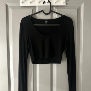 Svart croppad topp - Säljer en stilren svart croppad topp från Shein. Toppen har långa ärmar och en rundad halsringning. Passar bra till både jeans och kjol. Hör av dig vid intresse❣️