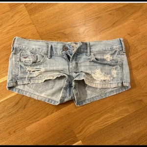 Ljusa jeansshorts från Hollister - Säljer dessa skit snygga jeans shorts❤️ förra ägaren har sytt in den men inget man tänker på finns bilder💕 och halva hollister loggan är bort men annars jätte fina