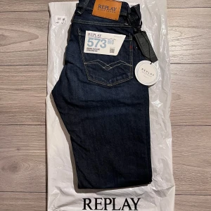 Nya Replay anbass - Helt nya jeans från Replay, modellen är anbass. Nypris på dessa ligger på 1599kr och vårt pris ligger 60% mindre än det nyköpta priset (679kr). Skriv vid minsta lilla fundering. Fraktas vid samma dag som beställningen sker 📦🚚🤗
