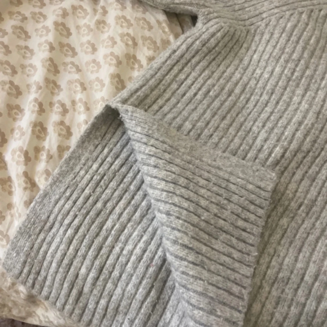 Grå ribbad polotröja - 2