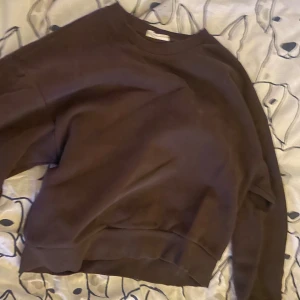 Brun sweatshirt - Säljer en brun sweatshirt med rund hals och långa ärmar. Perfekt för en avslappnad stil. Passar bra till jeans eller leggings.