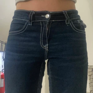 Mörkblå jeans från Gina Young  - Snygga mörkblåa jeans från Gina Young. Dem är ganska slitna. Innerbenslängden är 84 cm och midjemåttet är 37 cm💗