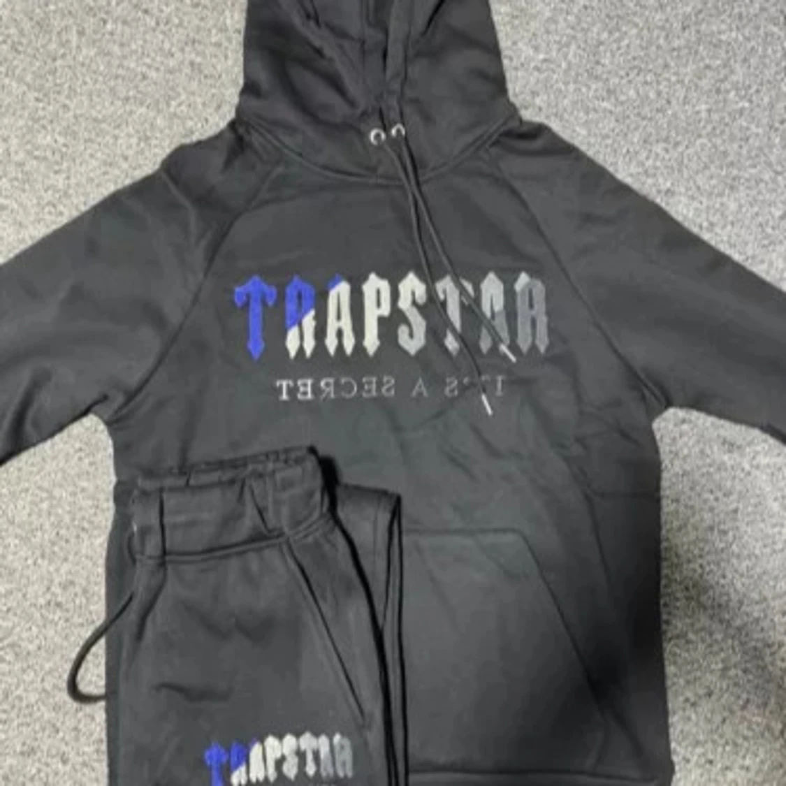 Svart hoodie från Trapstar