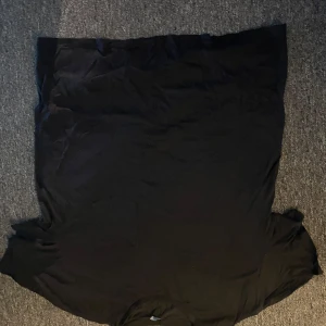 Svart t-shirt me ficka  - En enkel svart t-shirt med normal passform. Perfekt basplagg för alla tillfällen. Tillverkad i mjukt material för bekväm användning.