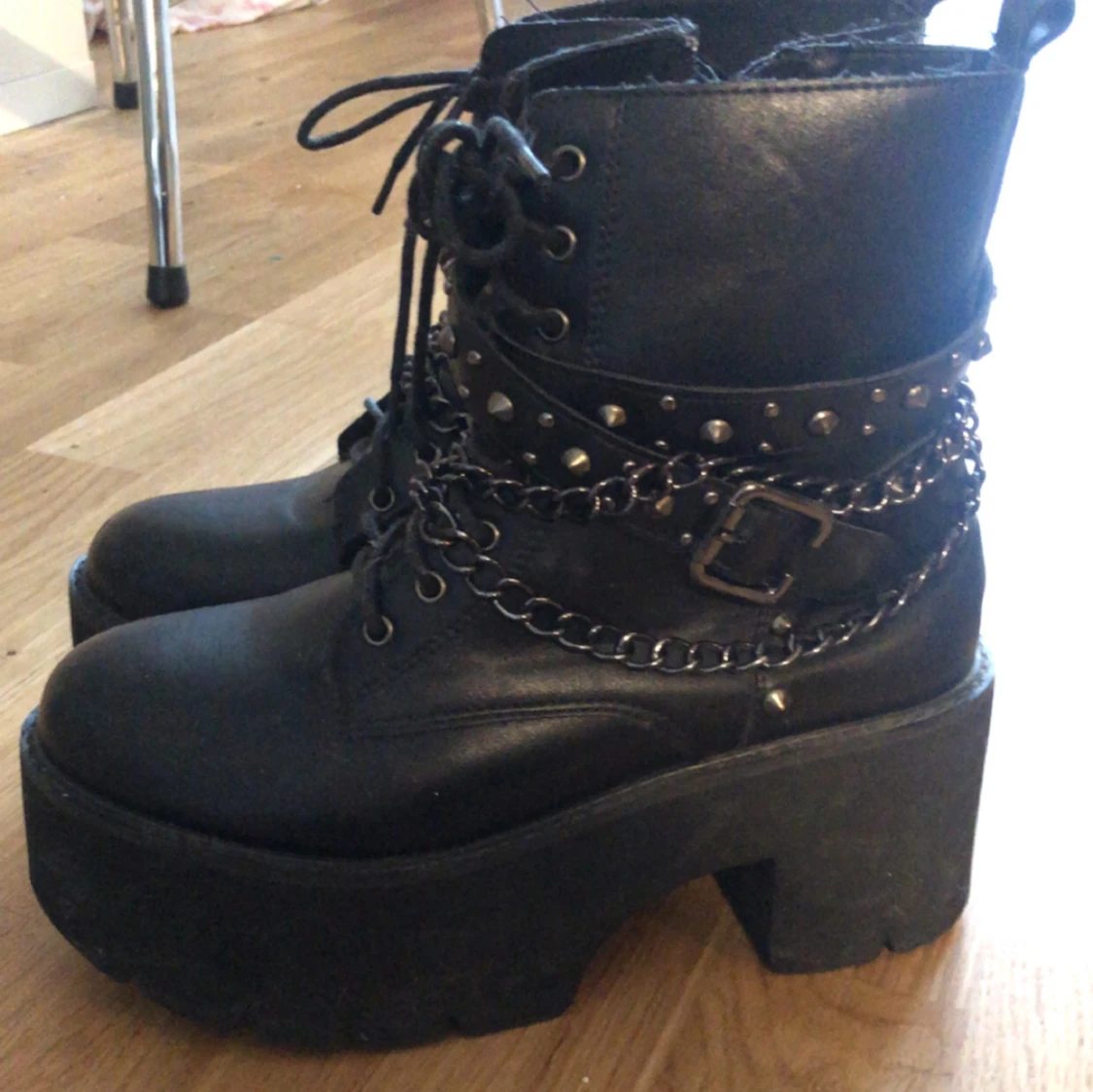 Svarta boots med kedjor och nitar - 1