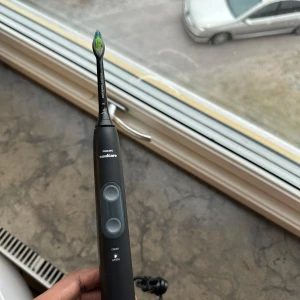 El tandborste  Philips Elgiganten - Köpte för 1 år sen för 1500 kr. El tandborste från Philips. Fungerar bra fortfarande 