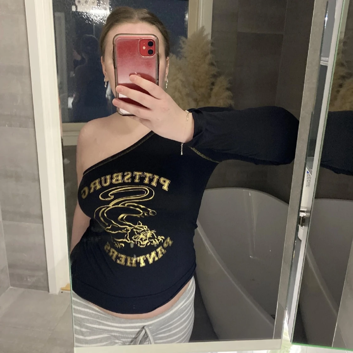 Svart offshoulder tröja med gult tryck - 1