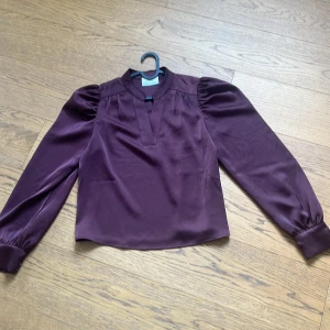 Burgundy/Vinröd blus från Neo Noir - Använd endast en gång. Snygg blus från NeoNoir i stl 38.