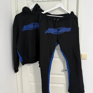 WrldWd Tracksuit från Boohoo - Hoodie och byxor, väldigt sköna.