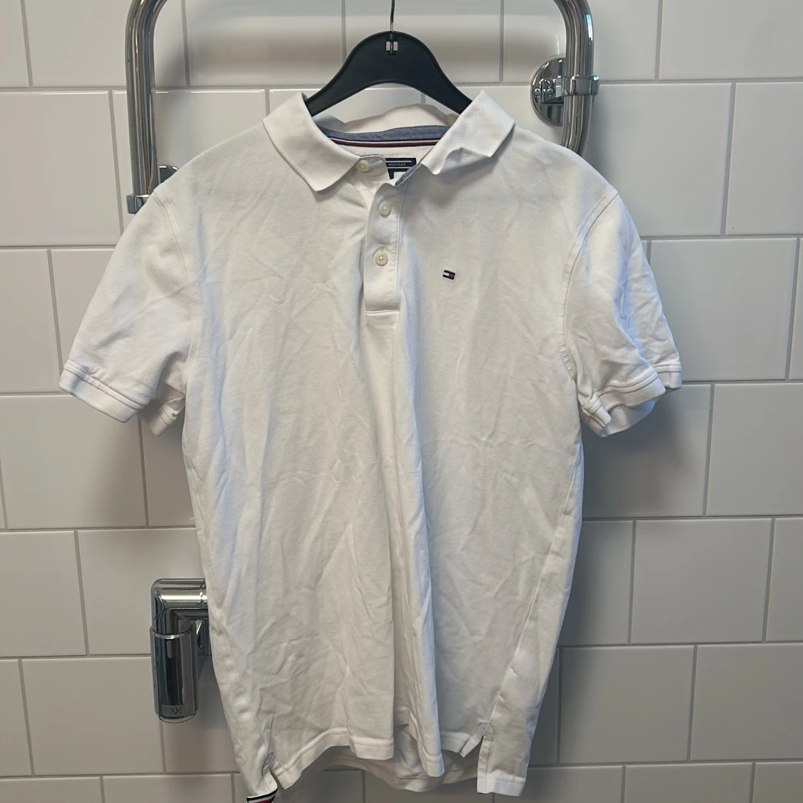 Vit pikétröja från Tommy Hilfiger