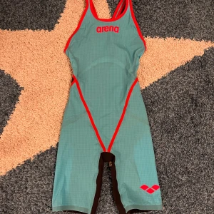 Arena carbon core FX tävlingsbaddräkt - Arena tävlingsbaddräkt, turkos,röd,svart 💙❤️🖤 Storlek F36, UK 30,🩱 nyskick använd vid 1 tillfälle. 🏊‍♀️Dräkten ser helt oanvänd ut, den har inga skador, nypris 5500kr säljs för 3000 k. Kan skickas i original kartong. 📦 ge gärna pris förslag! Lägst 3000 kr. Säljs pga att den är för stor.
