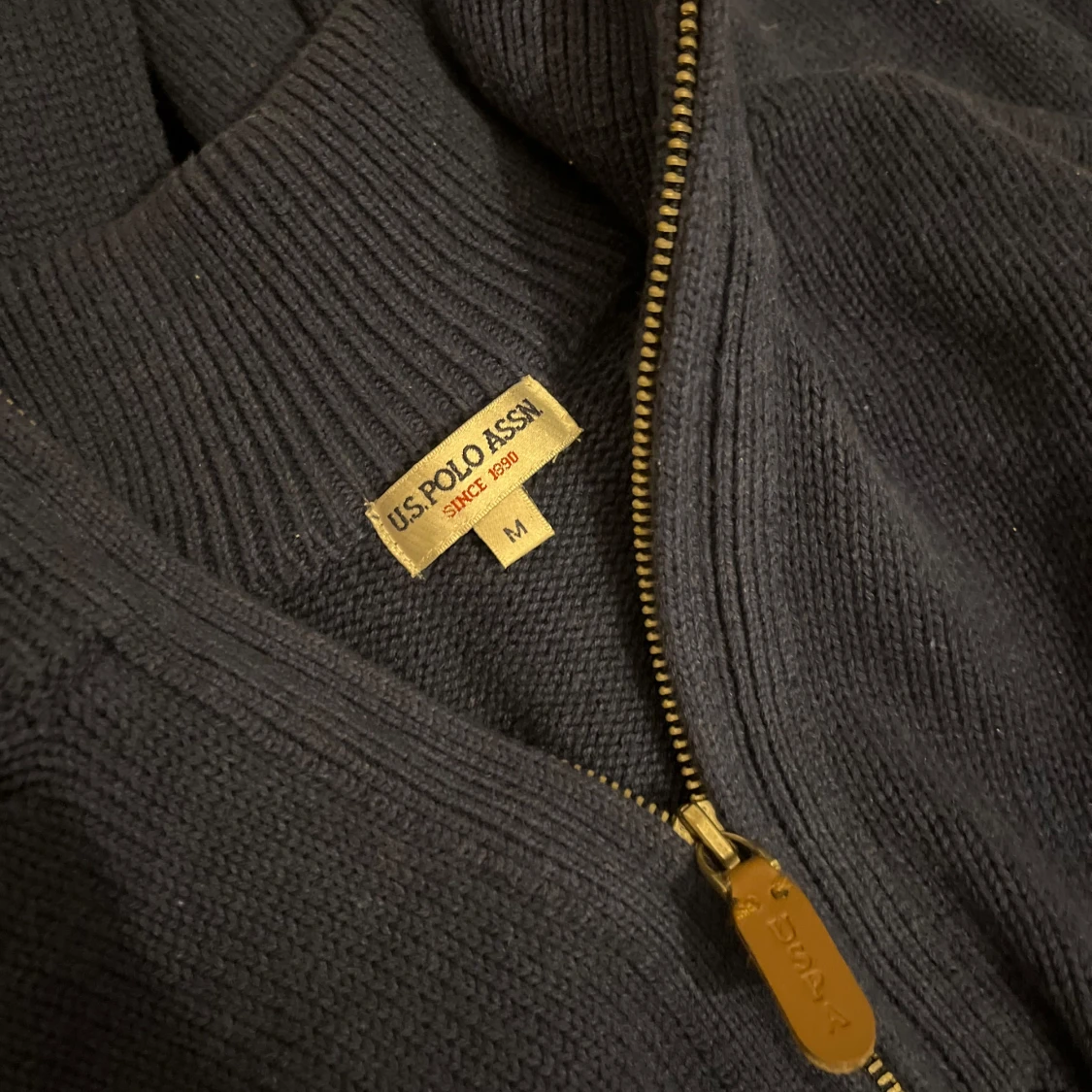 Mörkblå tröja med dragkedja från U.S. Polo Assn. - 3