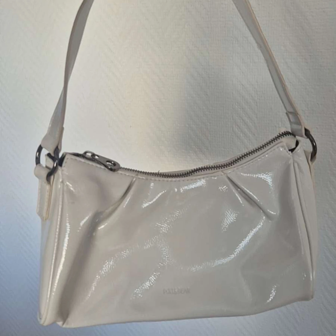 Vit axelväska med dragkedja