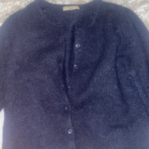 Mörkblå kofta från Gina Tricot - Säljer en mysig mörkblå kofta från Gina Tricot i premiumkvalitet. Koftan har knappar framtill och aldrig använd .