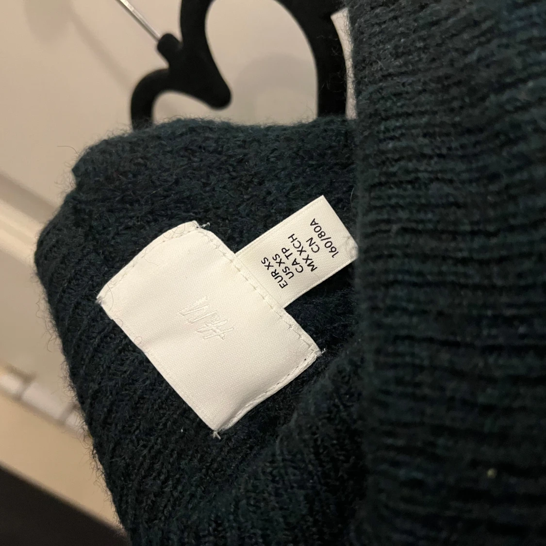 Mörkgrön stickad off shoulder tröja från H&M - 1