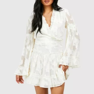 Studentklänning  - Jättefin vit klänning med volanger, helt ny med prislapp kvar, perfekt klänning till studenten 💗🌸