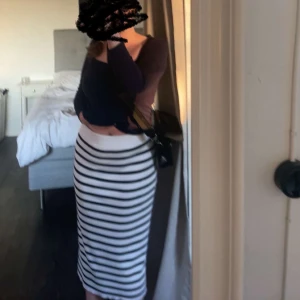 Randig kjol från Zara - Säljer min lågmidjade randiga kjol från Zara. Den är i fint skick då den knappt är använd mer än 5 gånger! 