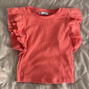  Korallfärgad Volang topp från zara - Så fin och i storlek s, den är ganska kort. Använd fåtal gånger och den är i väldigt bra skick, korallfärgad