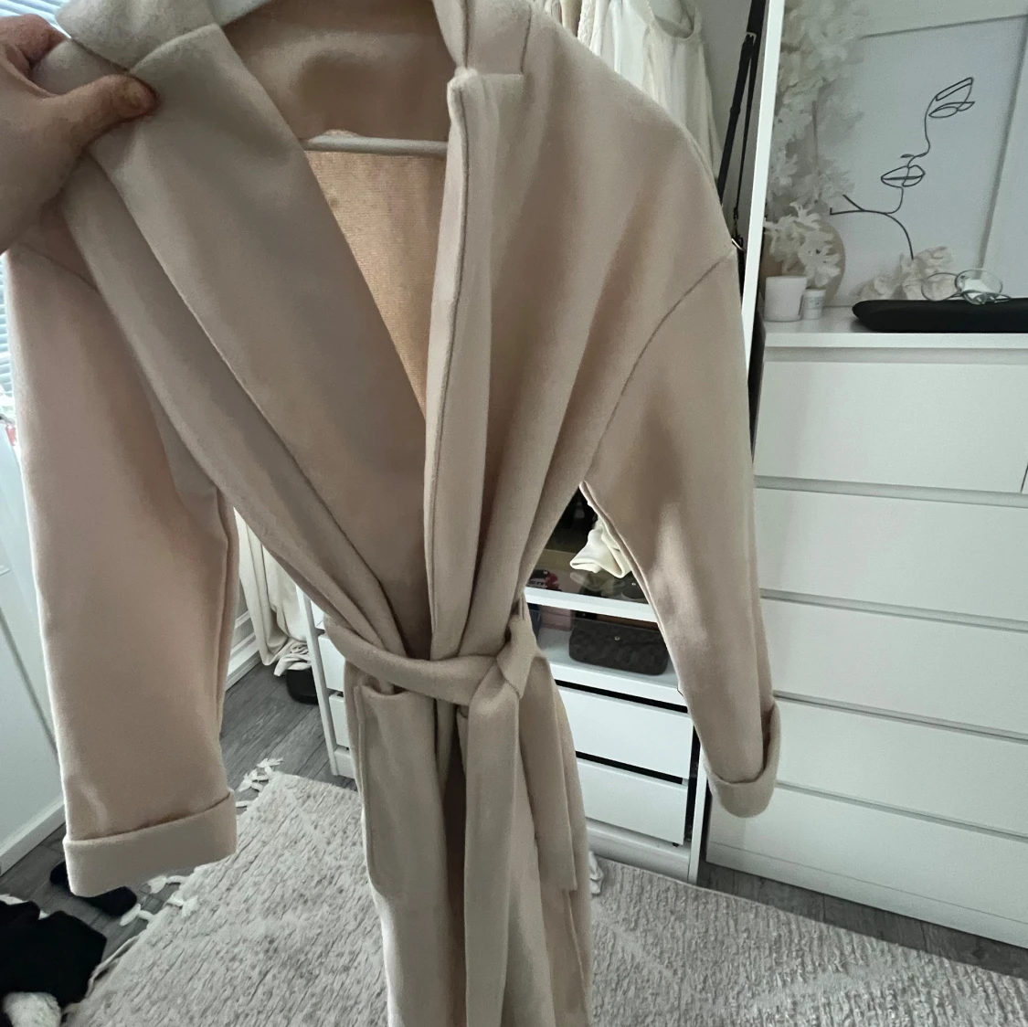 Beige kappa med bälte