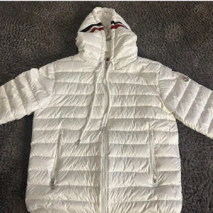 Moncler Eus jacka  - Säljer nu min sällsynta vita moncler eus jacka i storlek 2 vilket motsvarar S/M. Den är i bra skick och är sparsamt använd. Säljer endast då den är för liten för mig. Skriv vid funderingar!