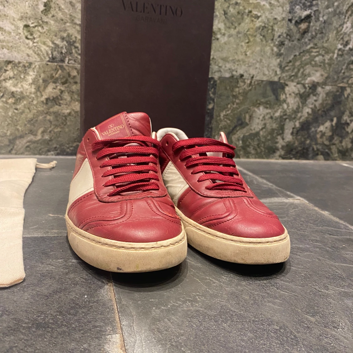 Röda och vita sneakers från Valentino